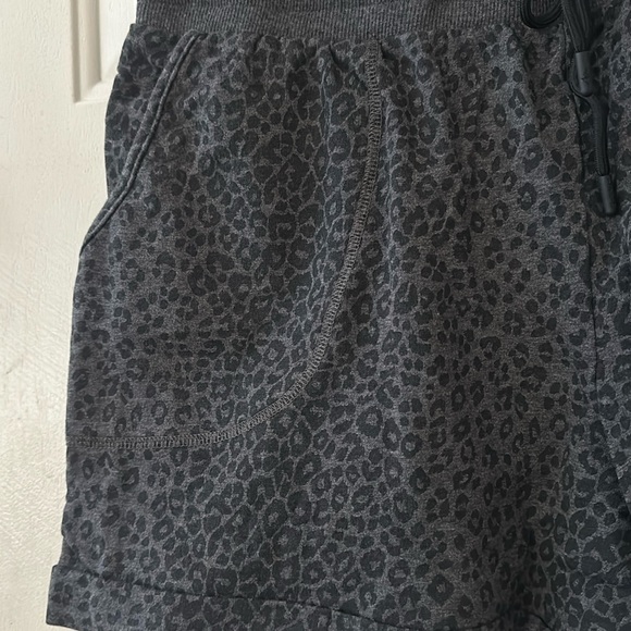 TORRID Everyday Fleece Patch Pocket Active Short: GRAY/LEOPARD: NWT: SIZE 1 - Picture 2 of 5